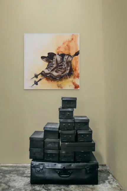 "Bergschuhe", Elisabeth Suters Kunstwerk aus 2021, eine Ode an das Abenteuer und die Freiheit des Bergsteigens.