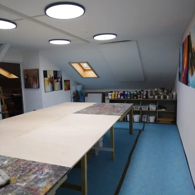 Freies Malen. Ansicht des Kunst-Ateliers Elisabeth Suter in Hohenems. Acryl Kurs