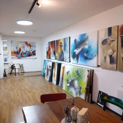 Galerieansicht im Kunst Atelier Elisabeth Suter in Hohenems mit ausgestellten Originalwerken