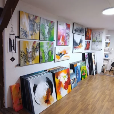 Detailansicht des Arbeitsbereichs im Kunst Atelier von Elisabeth Suter mit Zeichentischen und Kunstmaterialien.